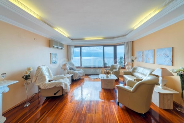 Alanya Center, Beachfront 3+1 Furnished Apartment - Spectacular Sea View