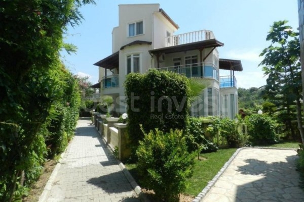 Beachfront 4+1 Triplex Villa in Alanya Kestel Neighborhood