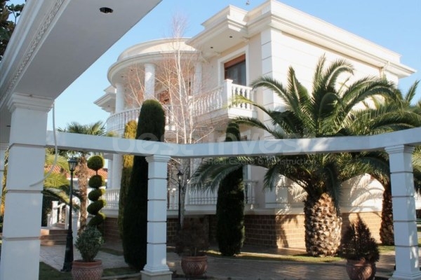 6-Room Villa with Modern Amenities in Katerini, Greece