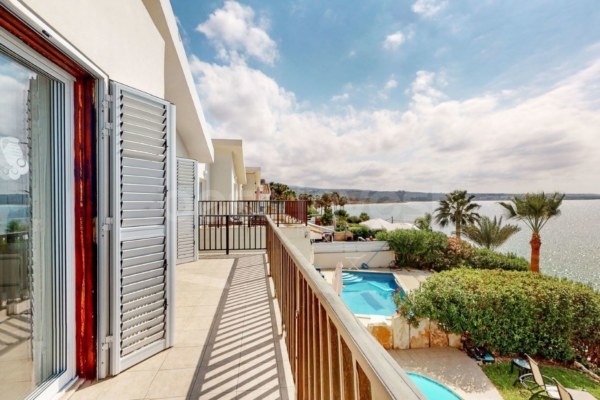 Captivating 3-Bedroom Front-Line Villa with Breathtaking Sea Views in Exclusive Coral Bay, Paphos