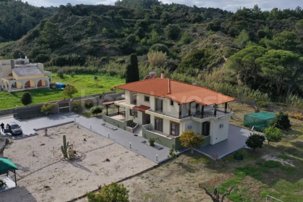 Rodos Adası'nda Büyük Bahçeli ve Havuzlu Villa - İdeal Yatırım Fırsatı!