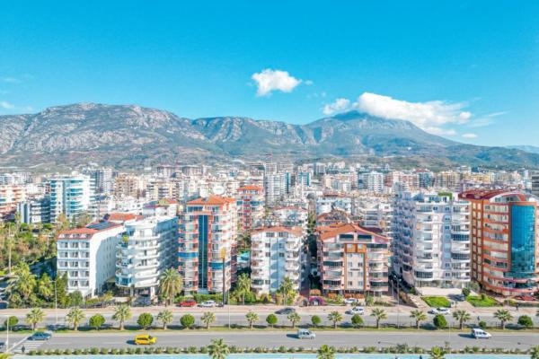 2+1 Apartment in a Beachfront Complex in Mahmutlar