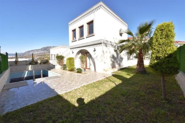 Willa dwupoziomowa 2+1 z prywatnym basenem i wyposażeniem, położona blisko morza w Kargıcak, Alanya