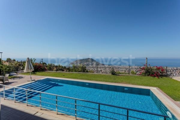 Luxury 5+2 Triplex Villa with Panoramic Views in Alanya Bektaş
